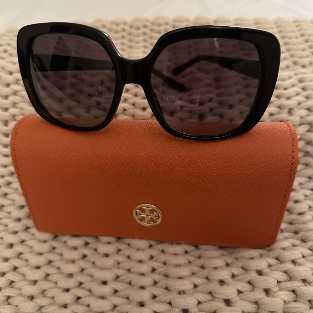 Tory Burch Polarized sunglasses